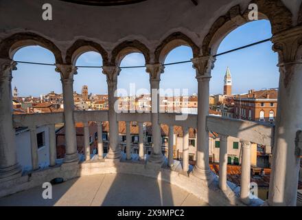 Vista delle case a Venezia con campanile dalla torre di Palazzo Contarini del Bovolo, palazzo con scala a chiocciola, Venezia, Veneto, Italia Foto Stock