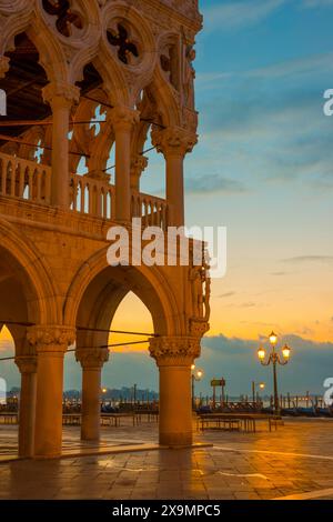 Splendido Palazzo Ducale con archi e lampioni e funivia in Piazza San Marco al tramonto a Venezia, Veneto, Italia Foto Stock