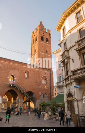 Splendido Palazzo del Municipio con Torre, Palazzo dell'Arengario in Piazza della città Roma in una giornata di sole a Monza, Lombardia, Italia Foto Stock