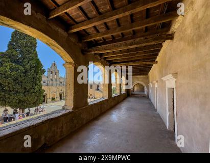 Arco superiore nell'edificio del 1870 costruito sul sito della porta occidentale distrutta durante l'assedio dell'Impero Ottomano, facciata sinistra della chiesa monastero chiesa Foto Stock