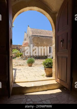 Vista attraverso la porta dell'arco Tor Tor Tor sul retro dell'edificio a due navate della chiesa, chiesa del monastero dedicata ai Santi Costantino ed Elena e. Foto Stock