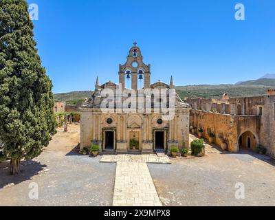 Vista dall'arco superiore nell'edificio del 1870 costruito sul sito della porta occidentale distrutta durante l'assedio della chiesa del monastero ottomano dell'Impero Ottomano Foto Stock