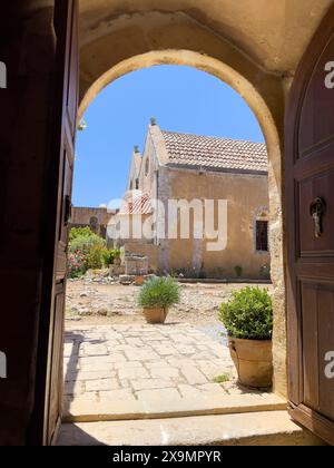 Vista attraverso la porta dell'arco Tor Tor Tor sul retro dell'edificio a due navate della chiesa, chiesa del monastero dedicata ai Santi Costantino ed Elena e. Foto Stock