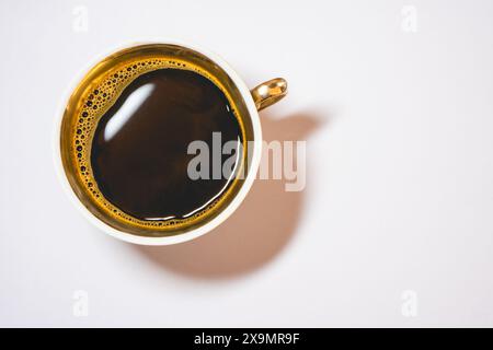 Caffè in una tazza elegante su sfondo bianco. Foto Stock