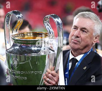 Londra, Gran Bretagna. 1 giugno 2024. L'allenatore del Real Madrid Carlo Ancelotti festeggia con il trofeo dopo aver vinto la finale di UEFA Champions League tra Real Madrid e Borussia Dortmund a Londra, Regno Unito, 1 giugno 2024. Crediti: Str/Xinhua/Alamy Live News Foto Stock