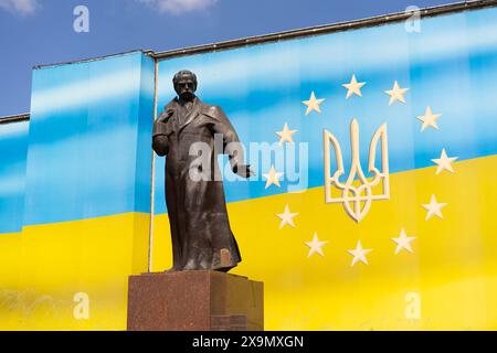 Una statua di un'importante figura Ucraina con una bandiera Ucraina in una giornata di sole Foto Stock