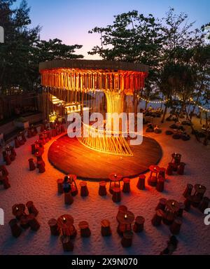 Vista aerea della spiaggia di Bang Tao al tramonto, a Phuket, Thailandia Foto Stock