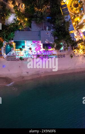 Vista aerea della spiaggia di Bang Tao al tramonto, a Phuket, Thailandia Foto Stock