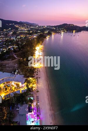 Vista aerea della spiaggia di Bang Tao al tramonto, a Phuket, Thailandia Foto Stock