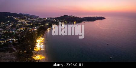 Vista aerea della spiaggia di Bang Tao al tramonto, a Phuket, Thailandia Foto Stock