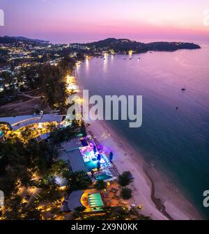 Vista aerea della spiaggia di Bang Tao al tramonto, a Phuket, Thailandia Foto Stock