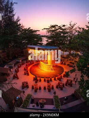 Vista aerea della spiaggia di Bang Tao al tramonto, a Phuket, Thailandia Foto Stock