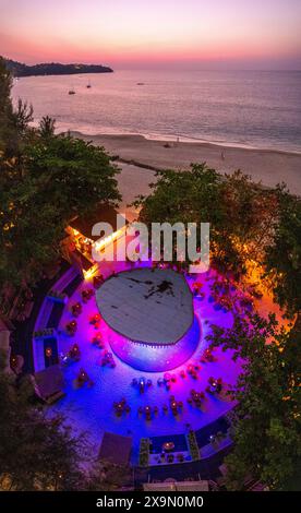 Vista aerea della spiaggia di Bang Tao al tramonto, a Phuket, Thailandia Foto Stock