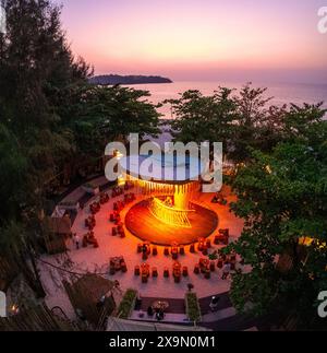 Vista aerea della spiaggia di Bang Tao al tramonto, a Phuket, Thailandia Foto Stock