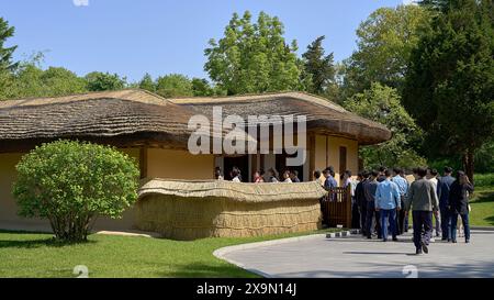 Coreani, visita la casa-museo nel villaggio di Mangyongde, il luogo di nascita di Kim il-sung, un venerato luogo di pellegrinaggio politico Foto Stock