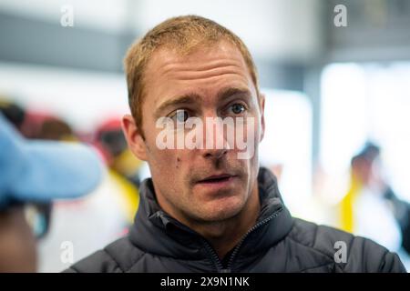 Maxime Martin (ROWE Racing, BMW M4 GT3, SP9, #98) in der Box, GER, 52. ADAC Ravenol 24h Nuerburgring, 24 Stunden Rennen, 01.06.2024 foto: Eibner-Pressefoto/Michael Memmler Foto Stock