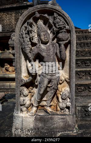 Una pietra di guardia all'ingresso del Vatadage, che fa parte del Quadrangolo presso l'antico sito di Polonnaruwa nello Sri Lanka. Foto Stock