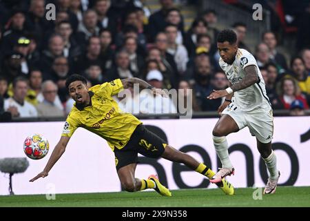 Ian Maatsen (Borussia Dortmund)Rodrygo va (Real Madrid) durante la finale di UEFA Europa Champions League tra il Borussia Dortmund 0-0 Real Madrid allo stadio di Wembley il 1° giugno 2024 a Londra, Regno Unito. Crediti: Maurizio Borsari/AFLO/Alamy Live News Foto Stock