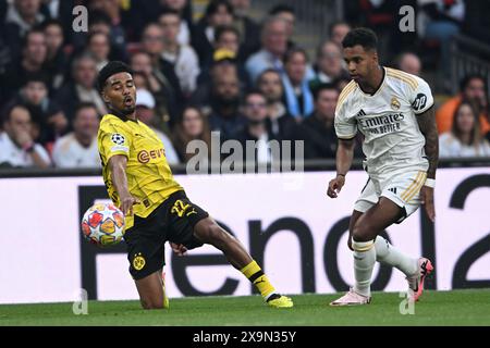 Ian Maatsen (Borussia Dortmund)Rodrygo va (Real Madrid) durante la finale di UEFA Europa Champions League tra il Borussia Dortmund 0-0 Real Madrid allo stadio di Wembley il 1° giugno 2024 a Londra, Regno Unito. Crediti: Maurizio Borsari/AFLO/Alamy Live News Foto Stock