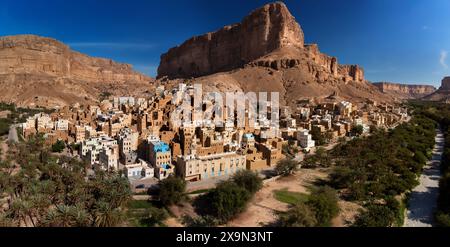 Rihab è una città dello Yemen situata nella regione di Wadi Dawan, nel Governatorato di Hadhramaut. E' famoso per i suoi edifici in mattoni di fango. Foto Stock