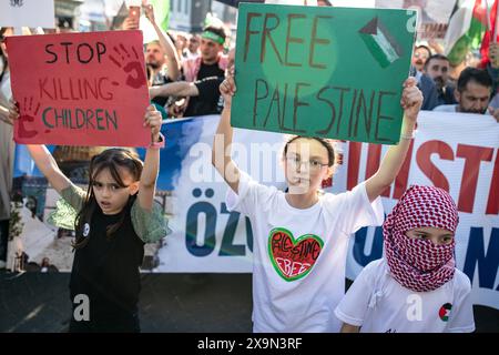 Istanbul, Turchia. 1 giugno 2024. Durante la marcia, i bambini sono stati visti portare striscioni che dicevano "smetti di uccidere bambini” e "Palestina libera”. I manifestanti si sono riuniti in piazza Beyazit per protestare contro gli attacchi israeliani alla Palestina e hanno marciato verso piazza Hagia Sophia, cantando slogan. (Foto di Onur Dogman/SOPA Images/Sipa USA) credito: SIPA USA/Alamy Live News Foto Stock