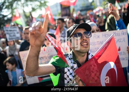 Istanbul, Turchia. 1 giugno 2024. Un dimostratore gridò slogan mentre sventolava la bandiera turca e la bandiera palestinese. I manifestanti si sono riuniti in piazza Beyazit per protestare contro gli attacchi israeliani alla Palestina e hanno marciato verso piazza Hagia Sophia, cantando slogan. (Foto di Onur Dogman/SOPA Images/Sipa USA) credito: SIPA USA/Alamy Live News Foto Stock