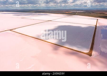 Vista aerea delle nuvole sulle rive del lago Salt Bumbunga a Lochiel nella Clare Valley dell'Australia meridionale Foto Stock
