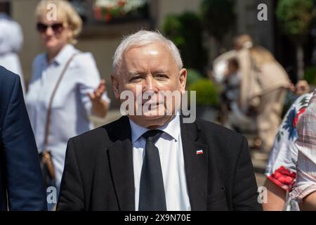 Deputato PiS, ex vice primo ministro Jaros'aw Kaczynski visto durante la processione del Corpus Christi. Il Corpus Christi, la festa del Santissimo corpo e del sangue di Cristo, è celebrato in Polonia. Per i cattolici, questa è una festa speciale e gioiosa, che ci ricorda l'ultima cena e la trasformazione del pane e del vino in corpo e sangue di Cristo. A Varsavia dopo la solenne messa. Nella basilica arcicattedrale di San Giovanni Battista, una processione passava per le strade della città. La processione si fermò agli altari posti dai residenti di fronte alle chiese. Foto Stock