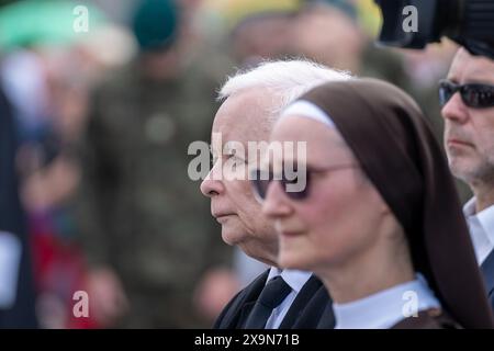 Deputato PiS, ex vice primo ministro Jaros'aw Kaczynski visto durante la processione del Corpus Christi. Il Corpus Christi, la festa del Santissimo corpo e del sangue di Cristo, è celebrato in Polonia. Per i cattolici, questa è una festa speciale e gioiosa, che ci ricorda l'ultima cena e la trasformazione del pane e del vino in corpo e sangue di Cristo. A Varsavia dopo la solenne messa. Nella basilica arcicattedrale di San Giovanni Battista, una processione passava per le strade della città. La processione si fermò agli altari posti dai residenti di fronte alle chiese. Foto Stock