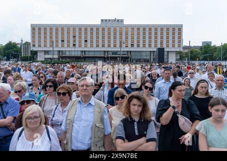 30 maggio 2024, Varsavia, Polonia: Folle di persone partecipano alla processione del Corpus Domini in Piazza Pi sudski di fronte all'hotel Sofitel. Il Corpus Christi, la festa del Santissimo corpo e del sangue di Cristo, è celebrato in Polonia. Per i cattolici, questa è una festa speciale e gioiosa, che ci ricorda l'ultima cena e la trasformazione del pane e del vino in corpo e sangue di Cristo. A Varsavia dopo la solenne messa. Nella basilica arcicattedrale di San Giovanni Battista, una processione passava per le strade della città. La processione si fermò presso gli altari posti da residen Foto Stock