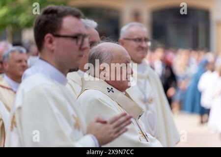 30 maggio 2024, Varsavia, Polonia: Kazimierz Nycz il prelato polacco si erge circondato da altri sacerdoti durante la processione del Corpus Domini. Il Corpus Christi, la festa del Santissimo corpo e del sangue di Cristo, è celebrato in Polonia. Per i cattolici, questa è una festa speciale e gioiosa, che ci ricorda l'ultima cena e la trasformazione del pane e del vino in corpo e sangue di Cristo. A Varsavia dopo la solenne messa. Nella basilica arcicattedrale di San Giovanni Battista, una processione passava per le strade della città. La processione si fermò agli altari collocati dai residenti in Foto Stock