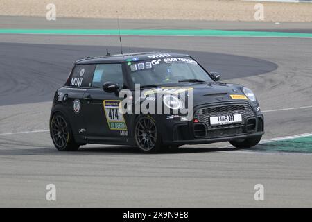 Michael Braeutigam (Spessart/DEU) / Andreas Hilgers (Rommerskirchen/DEU) / Sascha Korte (Grevenbroich/DEU) / Marco Zabel (Simmerath/DEU), #474, BMW/Mini John Cooper Works, Team: Bulldog Racing (DEU), Motorsport, ADAC Ravenol 24H Rennen Nuerburgring, Nuerburg, 30.05.2024 - 02.06.2024, Samestag-01.06.2024-Foergner Foto Stock