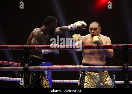 Riyadh, Arabia Saudita. 2 giugno 2024. Zhang Zhilei (R) della Cina combatte con Deontay Wilder degli Stati Uniti durante l'evento di pugilato 5VS5 a Riyadh, Arabia Saudita, 2 giugno 2024. Crediti: Wang Haizhou/Xinhua/Alamy Live News Foto Stock