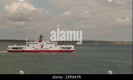 Calshot, Hampshire, Regno Unito. La Red Funnel Ferries naviga sul Solent tra Southampton e l'Isola di Wight. Foto Stock