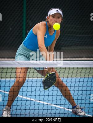 Anna Bright tiene d'occhio la palla al Selkirk PPA Red Rock Open di St. George, UT, il 26 aprile 2024. (John Geldermann/Alamy) Foto Stock