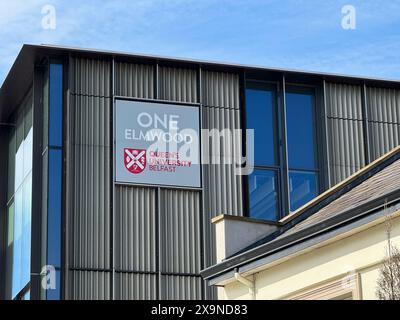 Belfast, Regno Unito - 21 aprile 2024: L'edificio che detiene l'Unione studentesca alla Queen's University di Belfast Foto Stock