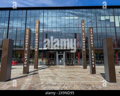 Belfast, Regno Unito - 21 aprile 2024: The Front of the Student Union presso la Queen's University di Belfast Foto Stock