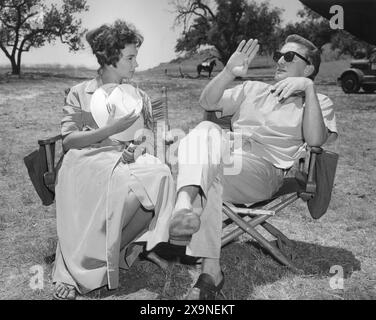 JEAN SIMMONS e KIRK DOUGLAS CHIACCHIERANO insieme sul set di SPARTACUS 1960 regista STANLEY KUBRICK romanzo HOWARD FAST Screenplay DALTON TRUMBO Music ALEX NORTH Bryna Productions / Universal Pictures Foto Stock