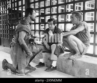 CHARLES McGraw, STANLEY KUBRICK e KIRK DOUGLAS hanno una discussione sul set di SPARTACUS 1960 regista STANLEY KUBRICK romanzo HOWARD FAST Screenplay DALTON TRUMBO Music ALEX NORTH Bryna Productions / Universal Pictures Foto Stock