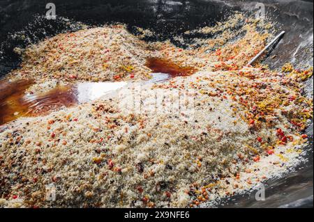 Delizioso pilaf uzbeko tradizionale cucinato in un calderone. Centro di Pilaf dell'Asia centrale Besh Qozon in Uzbekistan a Tashkent Foto Stock