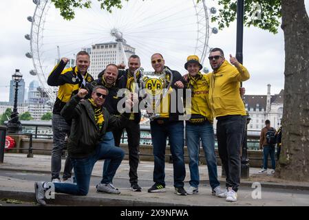 Londra, Regno Unito. 1 giugno 2024. I tifosi di Dortmund si posano per una foto con un palloncino in Champions League davanti al London Eye prima della partita di calcio a Londra, Regno Unito. Centinaia di migliaia di tifosi del Borussia Dortmund e del Real Madrid sono arrivati alla finale di UEFA Champions League a Londra. Credito: SOPA Images Limited/Alamy Live News Foto Stock