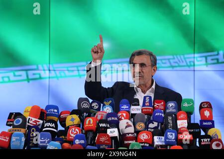 2 giugno 2024, Teheran, Iran: L'ex presidente iraniano MAHMOUD AHMADINEJAD parla ai media dopo aver registrato la sua candidatura alle prossime elezioni presidenziali iraniane a Teheran. L'ex presidente, 67 anni, ha ricoperto la carica per due mandati consecutivi dal 2005 al 2013, con il suo mandato segnato da commenti incendiari su Israele e stallo con l'Occidente, in particolare sul programma nucleare iraniano. Come tutte le speranze presidenziali, la sua offerta è in attesa dell'approvazione del Consiglio dei Guardiani, un corpo di giuristi dominato dai conservatori e composto da 12 persone, che controlla tutti i candidati alle cariche pubbliche. Crediti: ZUMA Press, Foto Stock