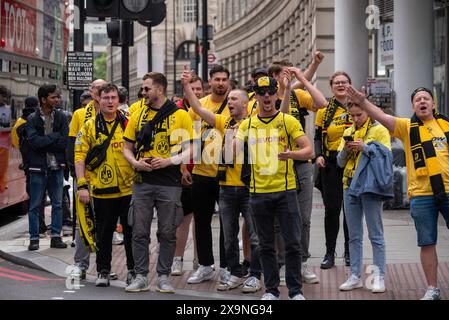 Londra, Regno Unito. 1 giugno 2024. I fan del Borussia Dortmund urlano slogan e attraversano la strada a Londra, Regno Unito. Centinaia di migliaia di tifosi del Borussia Dortmund e del Real Madrid sono arrivati alla finale di UEFA Champions League a Londra. (Foto di Krisztian Elek/SOPA Images/Sipa USA) credito: SIPA USA/Alamy Live News Foto Stock