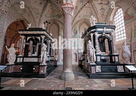 Tombe del re Cristiano III e della regina Dorotea (a sinistra) e del re Federico II e della regina Sofia nella cattedrale di Roskilde, Roskilde, Danimarca Foto Stock