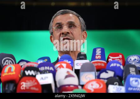 2 giugno 2024, Teheran, Iran: L'ex presidente iraniano MAHMOUD AHMADINEJAD parla ai media dopo aver registrato la sua candidatura alle prossime elezioni presidenziali iraniane a Teheran. L'ex presidente, 67 anni, ha ricoperto la carica per due mandati consecutivi dal 2005 al 2013, con il suo mandato segnato da commenti incendiari su Israele e stallo con l'Occidente, in particolare sul programma nucleare iraniano. Come tutte le speranze presidenziali, la sua offerta è in attesa dell'approvazione del Consiglio dei Guardiani, un corpo di giuristi dominato dai conservatori e composto da 12 persone, che controlla tutti i candidati alle cariche pubbliche. Crediti: ZUMA Press, Foto Stock