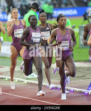 Prudenza Sekgodiso del Sud Africa e Tsige Duguma dell’Etiopia che gareggiano nei 800 m femminili ai Wanda Diamond League Oslo Bislett Games, Oslo, no Foto Stock