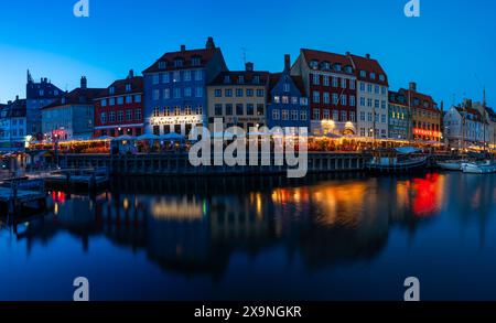 COPENAGHEN, DANIMARCA - 14 APRILE 2024: Vista notturna del canale Nyhavn. Foto Stock
