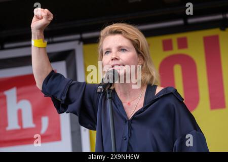 01.06.2024, Kšln: Annette Frier, Schauspielerin und Moderatorin, bei der Kundgebung in der Deutzer Werft unter dem motto Arschhuh fŸr Demokratie - re Foto Stock