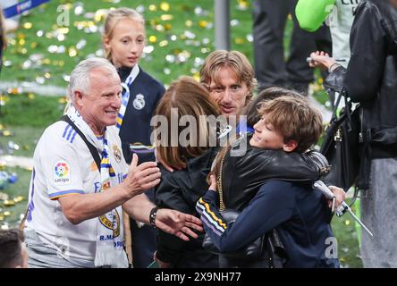 Londra, Regno Unito. 1 giugno 2024. Dopo la finale di Champions League tra il Real Madrid e il Borrusia Dortmund il 1 giugno 2024 a Londra, Regno Unito, i giocatori del Real Madrid hanno celebrato il sesto titolo in Champions League. La famiglia del giocatore del Real Madrid Luka Modric ha celebrato la vittoria con lui. Sua moglie Vanja, i figli Ivan, Ema e Sofija e i suoi genitori Radojka e Stipe arrivarono in campo e gli mostrarono il loro sostegno per la vittoria del club. Foto: Sanjin Strukic/PIXSELL credito: Pixsell/Alamy Live News Foto Stock