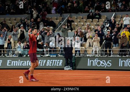 Parigi, Francia. 2 giugno 2024. Novak Djokovic celebra la vittoria dopo aver vinto la partita del terzo turno maschile tra Novak Djokovic serbo e Lorenzo Musetti italiano al torneo francese di tennis al Roland Garros di Parigi, 2 giugno 2024. Crediti: Glenn Gervot/Xinhua/Alamy Live News Foto Stock